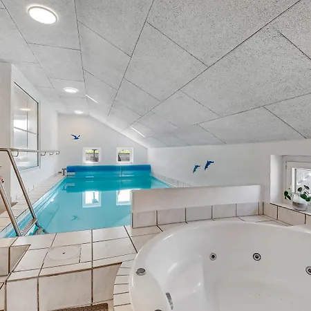 Veludstyret Poolhus Taet Pa Vesterhavet Sj470 Vakantiehuis Harboør